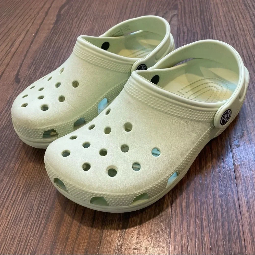 Crocs Classic Clogs Unisex Light Pastel Green Junior Size 2